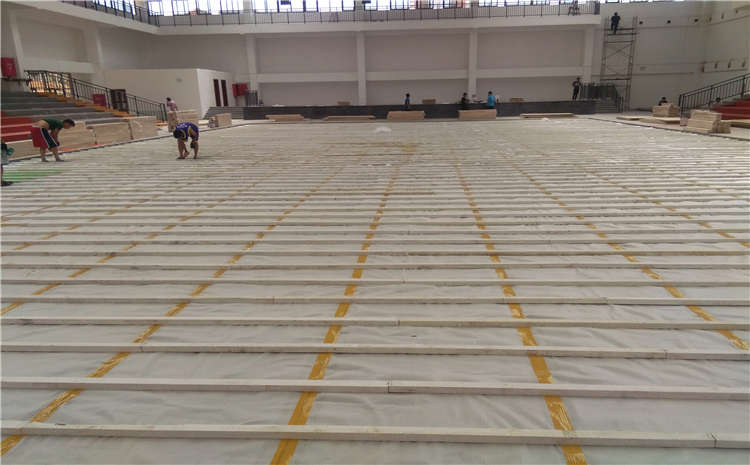 常見的風(fēng)雨操場木地板價(jià)格