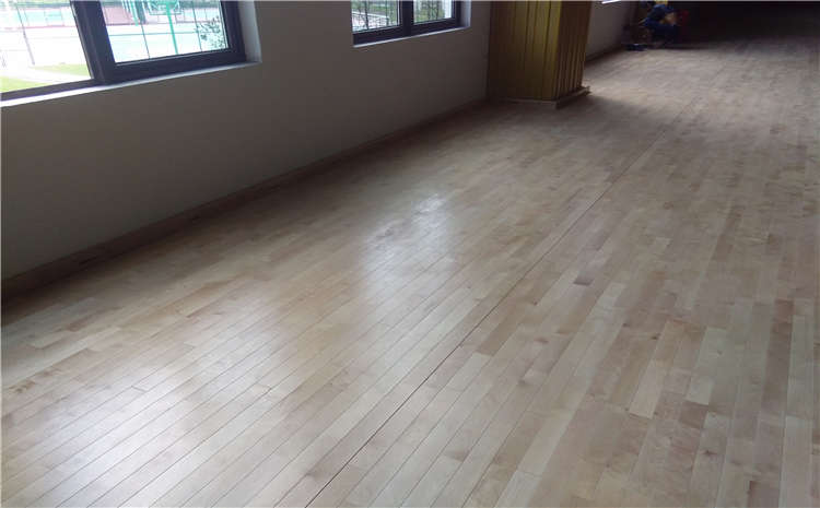 拼裝風(fēng)雨操場(chǎng)實(shí)木地板施工技術(shù)