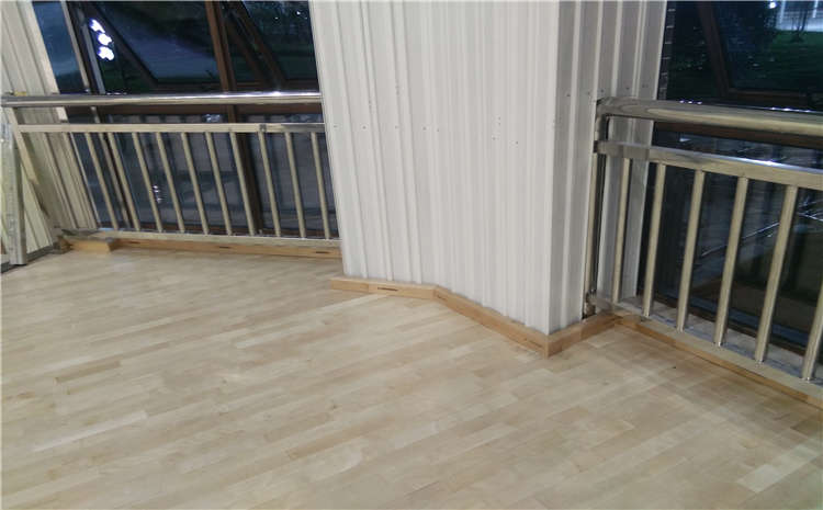 常見(jiàn)的風(fēng)雨操場(chǎng)實(shí)木運(yùn)動(dòng)地板哪家公司好