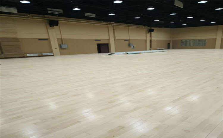 學校排球館木地板價格是多錢？